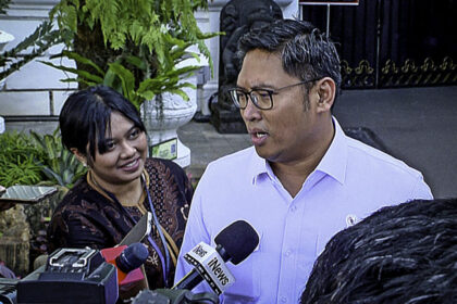 Wakil Menteri Pertanian Sudaryono menyampaikan keterangannya usai bertemu Presiden Prabowo terkait ketahanan pangan dan stabilitas harga kebutuhan pokok di Istana Kepresidenan Jakarta, pada Rabu, 12 Maret 2025. Foto: BPMI Setpres