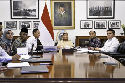 Presiden Prabowo Subianto menggelar rapat terbatas membahas pengelolaan sampah nasional bersama sejumlah menteri kabinet Merah Putih di Istana Merdeka, Jakarta, pada Rabu, 12 Maret 2025. Foto: BPMI Setpres