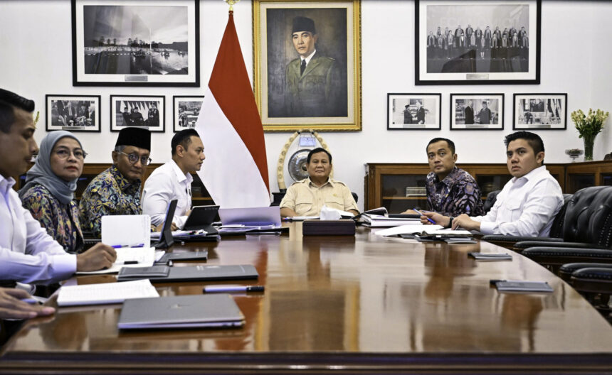 Presiden Prabowo Subianto menggelar rapat terbatas membahas pengelolaan sampah nasional bersama sejumlah menteri kabinet Merah Putih di Istana Merdeka, Jakarta, pada Rabu, 12 Maret 2025. Foto: BPMI Setpres