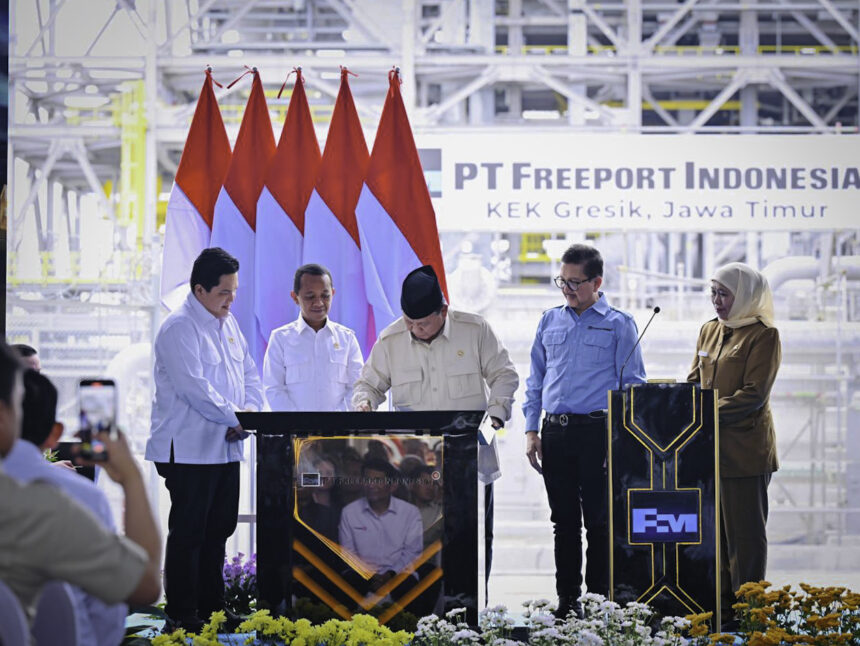 Presiden Prabowo Subianto meresmikan pabrik pemurnian logam mulia atau precious metal refinery (PMR) PT Freeport Indonesia (PTFI) di kawasan PTFI, Kabupaten Gresik, Provinsi Jawa Timur, pada Senin, 17 Maret 2025. Foto: BPMI Setpres