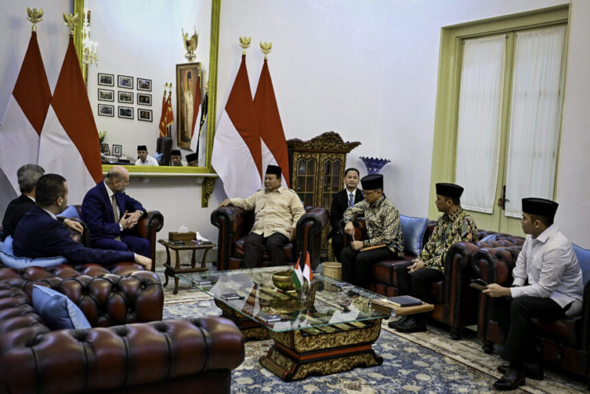 Presiden Republik Indonesia, Prabowo Subianto, menerima kunjungan Utusan Khusus Presiden Palestina, Mahmoud Al-Habbash, di Istana Merdeka, Jakarta, pada Selasa (18/03/2025). Foto: BPMI Setpres