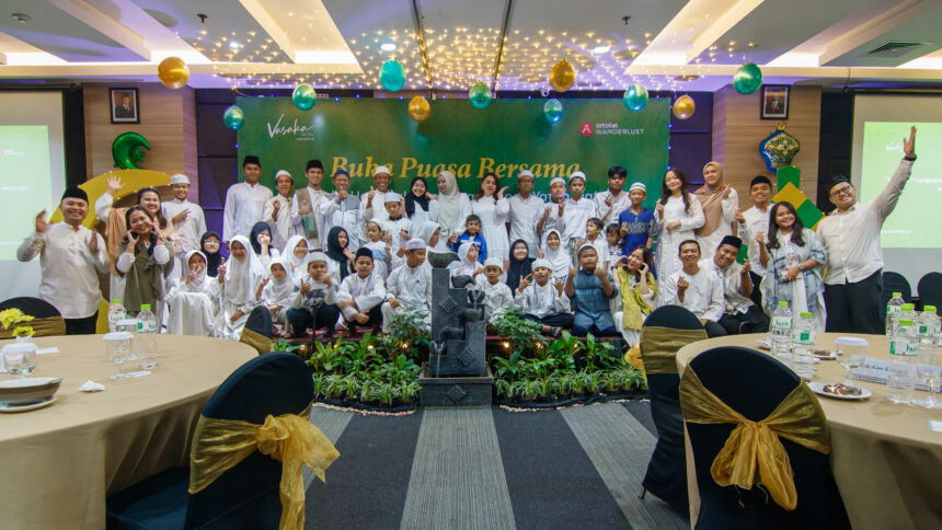 Jajaran manajemen dan staf Vasaka Hotel Jakarta bersama anak-anak yatim piatu Masjid Al-Abror pada acara "Berbuka & Berbagi," Senin (10/3/2025) petang. (Alidrian Fahwi/ipol.id)