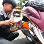 Pertamina bantu pemulihan kendaraan roda dua dengan oli gratis dan voucher BBM untuk warga terdampak banjir di Jabodetabek. Foto: Dok PT Pertamina Lubricants