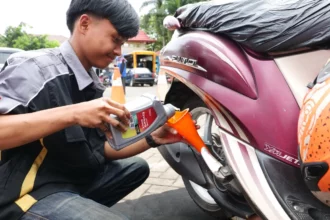 Pertamina bantu pemulihan kendaraan roda dua dengan oli gratis dan voucher BBM untuk warga terdampak banjir di Jabodetabek. Foto: Dok PT Pertamina Lubricants