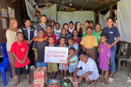 Penyerahan bantuan Telkom Akses kepada panti asuhan Yayasan Generasi Pembawa Terang Kehidupan, beberapa waktu yang lalu. Foto: Telkom Indonesia
