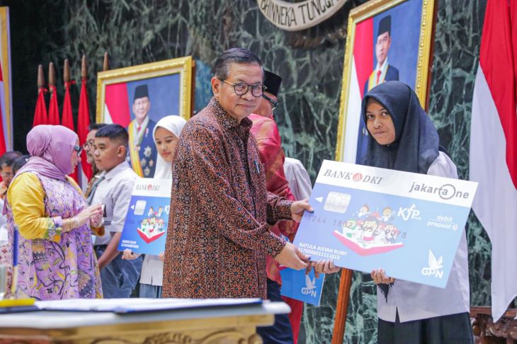 Gubernur DKI Jakarta, Pramono Anung saat memberikan KJP plus tahap I secara simbolis.(Foto istimewa)