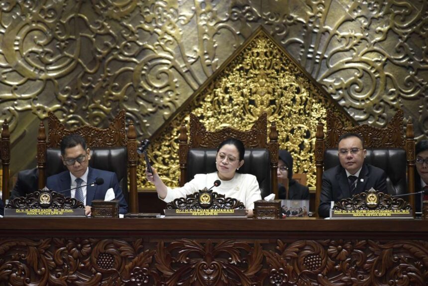Ketua DPR RI Puan Maharani, saat memimpin Rapat Paripurna DPR RI Ke-15 Masa Persidangan II Tahun Sidang 2024-2025 di Gedung Nusantara II, Senayan, Jakarta, Kamis (20/3/2025). Foto: