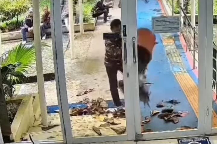 Sejumlah orang dari kelompok LSM di kantor Dinas Kesehatan Kabupaten Bekasi, Cikarang Pusat. Foto: Tangkap layar IG @medsoszone