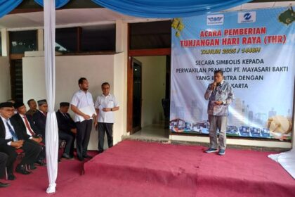 Direktur PT Mayasari Bakti, Ahmad Zulkifli saat kegiatan pemberian Tunjangan Hari Raya (THR) kepada ratusan pramudi di Pool Transjakarta di kawasan Klender, Duren Sawit, Jakarta Timur, pada Kamis (20/3/2025) siang. Foto: Joesvicar Iqbal/ipol.id