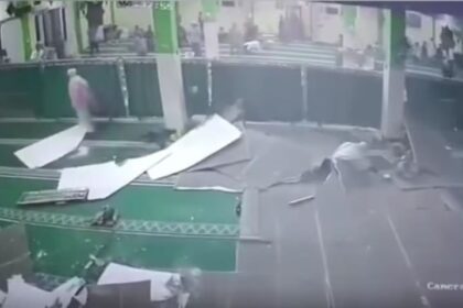 Jemaah Masjid Jami’ Al Madinah, KTW Taman Cendrawasih, Kelurahan Bahagia, Kecamatan Babelan, Kabupaten Bekasi tertimpa plafon saat melakukan itikaf. Foto: Tangkap layar IG @medsoszone