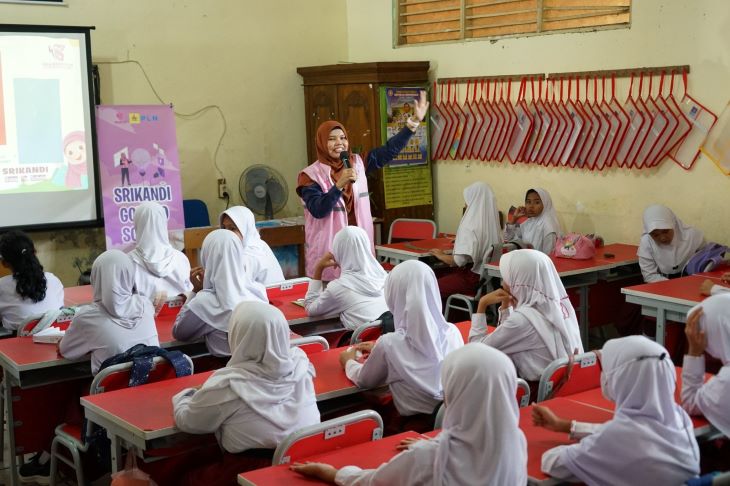 Suasana ketika Srikandi PLN menggelar edukasi terkait kelistrikan pada siswa Sekolah Dasar Negeri (SDN) Limo 2 Kota Depok, Jawa Barat. Foto: Dok PLN