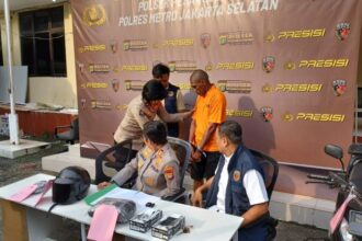 Kapolsek Pesanggrahan, AKP Seala bersama Kasi Humas Polres Metro Jakarta Selatan, Kompol Nurma Dewi dan Kanit Reskrim dalam pengungkapan kasus asusila menghadirkan tersangka berinisial MS, 39, di Mapolsek Pesanggrahan, Jakarta Selatan, pada Senin (3/3/2025) siang. Foto: Joesvicar Iqbal/ipol.id