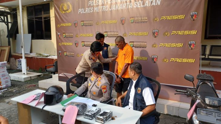 Kapolsek Pesanggrahan, AKP Seala bersama Kasi Humas Polres Metro Jakarta Selatan, Kompol Nurma Dewi dan Kanit Reskrim dalam pengungkapan kasus asusila menghadirkan tersangka berinisial MS, 39, di Mapolsek Pesanggrahan, Jakarta Selatan, pada Senin (3/3/2025) siang. Foto: Joesvicar Iqbal/ipol.id