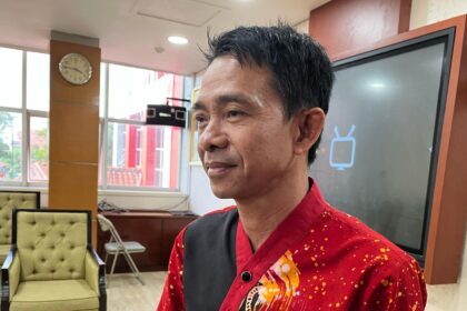 Kepala Bidang Pemasaran Produk Dalam Negeri dan Pengendalian Barang Pokok Disperindag Kukar, Muhammad Bustani, memimpin evaluasi distribusi gas melon. Foto: dok humas