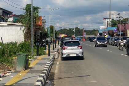 Parkir liar di Jalan Imam Bonjol, Kelurahan Melayu, Kecamatan Tenggarong. Foto: Dok humas