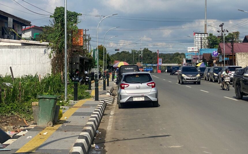 Parkir liar di Jalan Imam Bonjol, Kelurahan Melayu, Kecamatan Tenggarong. Foto: Dok humas