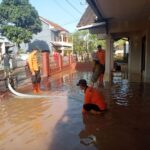 Tim gabungan saat melakukan penyedotan air dengan pompa di wilayah permukiman terdampak banjir di Kabupaten Tasikmalaya, Jawa Barat, Kamis (13/3/2025). Foto: BPBD Kabupaten Tasikmalaya