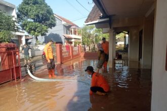 Tim gabungan saat melakukan penyedotan air dengan pompa di wilayah permukiman terdampak banjir di Kabupaten Tasikmalaya, Jawa Barat, Kamis (13/3/2025). Foto: BPBD Kabupaten Tasikmalaya