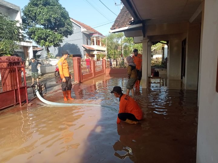 Tim gabungan saat melakukan penyedotan air dengan pompa di wilayah permukiman terdampak banjir di Kabupaten Tasikmalaya, Jawa Barat, Kamis (13/3/2025). Foto: BPBD Kabupaten Tasikmalaya