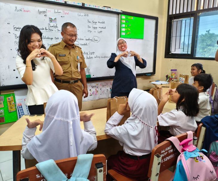 Sociopreneur aktif dalam isu sosial dan penyandang disabilitas, Cahaya Manthovani bersama Wakil Kepala Dinas Pendidikan DKI Jakarta, Purwosusilo didampingi Kepala Sekolah Luar Biasa Negeri (SLBN) 7 Jakarta, Elda Rifni, dalam aksi berbagi makanan sehat bergizi dan sembako kepada para siswa siswi di SLBN 7 Jakarta, pada Senin (10/3/2025). Foto: Ist