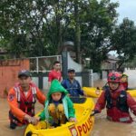 Kondisi permukiman warga yang dilanda banjir di wilayah Kecamatan Cimanggung, Sumedang, Jawa Barat, pada Sabtu (15/3/2025) sore. Sejumlah petugas melakukan evakuasi. Foto: BPBD Kabupaten Sumedang