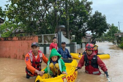 Kondisi permukiman warga yang dilanda banjir di wilayah Kecamatan Cimanggung, Sumedang, Jawa Barat, pada Sabtu (15/3/2025) sore. Sejumlah petugas melakukan evakuasi. Foto: BPBD Kabupaten Sumedang