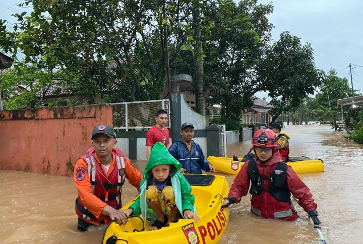 Kondisi permukiman warga yang dilanda banjir di wilayah Kecamatan Cimanggung, Sumedang, Jawa Barat, pada Sabtu (15/3/2025) sore. Sejumlah petugas melakukan evakuasi. Foto: BPBD Kabupaten Sumedang