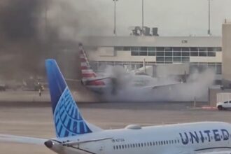 American Airlines dilaporkan terbakar di Bandara Internasional Denver