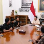 Presiden Prabowo Subianto menerima kunjungan Pandawara Group di Istana Merdeka, Jakarta, pada Selasa, 11 Maret 2025. Foto: BPMI Setpres