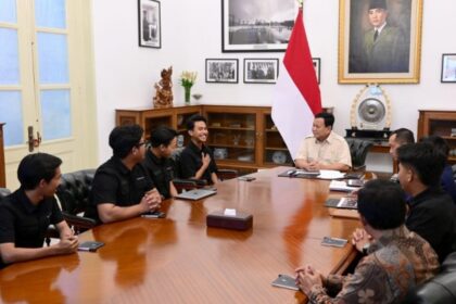 Presiden Prabowo Subianto menerima kunjungan Pandawara Group di Istana Merdeka, Jakarta, pada Selasa, 11 Maret 2025. Foto: BPMI Setpres