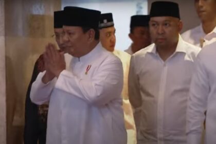 Presiden Prabowo Subianto memasuki ruang ibadah utama Masjid Istiqlal. Foto: Youtube Sekretariat Presiden
