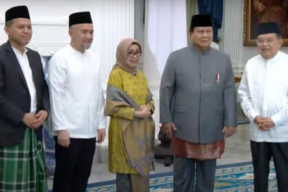 Wakil Presiden ke-10 dan ke-12 RI Jusuf Kalla bersama sang istri Mufidah Kalla bertemu Presiden Prabowo Subianto dalam gelaran gelar griya Idul Fitri 1446 H di Istana Merdeka, Jakarta, Senin (31/3/2025). Foto: YouTube sekretariat presiden
