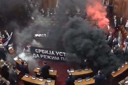 Anggota parlemen oposisi Serbia melepaskan granat asap di dalam parlemen. Foto: Tangkapan video medsos X