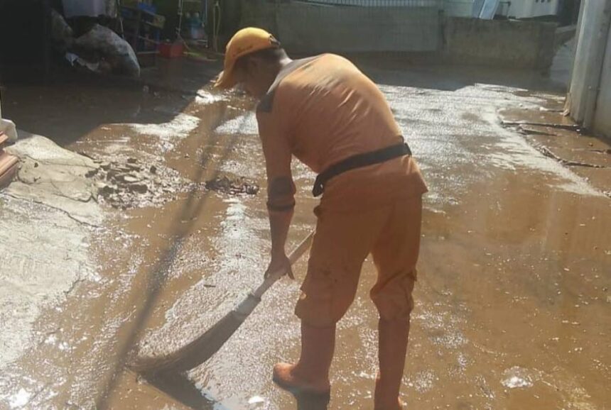 Petugas Penanganan Prasarana dan Sarana Umum (PPSU) membersihkan lumpur bekas banjir di Kembangan. Foto: Instagram @kotajakartabarat