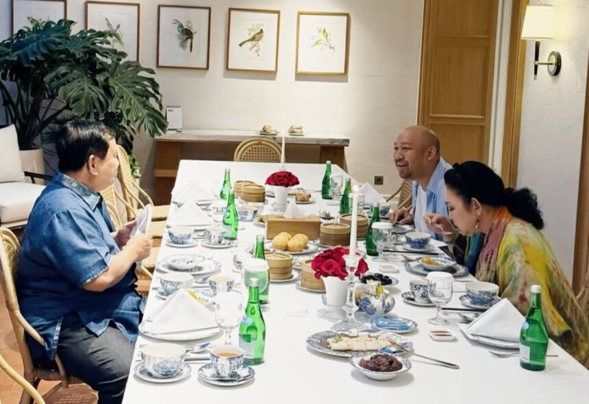 Presiden Prabowo Subianto berbuka puasa bersama keluarga. Foto: Instagram @prabowo