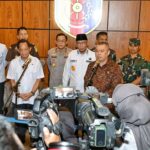 Menteri Perhubungan Dudy Purwagandhi bersama Menteri Dalam Negeri Tito Karnavian bertemu dengan Gubernur Provinsi Lampung Rahmat Mirzani Djausal di Bandar Lampung membahas persiapan dan strategi menghadapi masa angkutan Lebaran. Foto: dok. Kemenhub