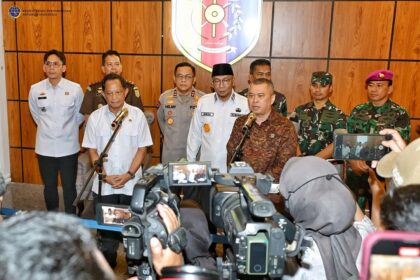 Menteri Perhubungan Dudy Purwagandhi bersama Menteri Dalam Negeri Tito Karnavian bertemu dengan Gubernur Provinsi Lampung Rahmat Mirzani Djausal di Bandar Lampung membahas persiapan dan strategi menghadapi masa angkutan Lebaran. Foto: dok. Kemenhub