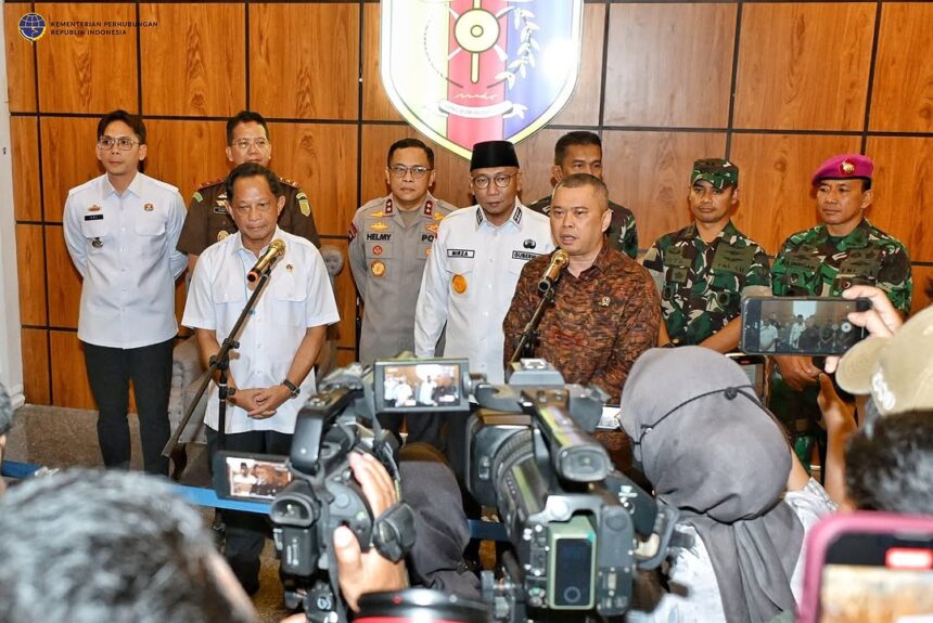 Menteri Perhubungan Dudy Purwagandhi bersama Menteri Dalam Negeri Tito Karnavian bertemu dengan Gubernur Provinsi Lampung Rahmat Mirzani Djausal di Bandar Lampung membahas persiapan dan strategi menghadapi masa angkutan Lebaran. Foto: dok. Kemenhub