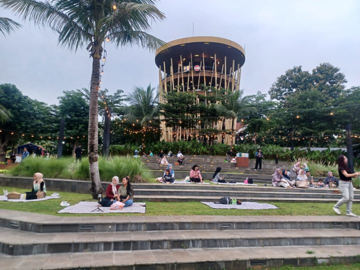 Sepanjang Ramadan 1446 H para pengunjung/keluarga dapat berburu takjil bukaan puasa sambil piknik menyaksikan air mancur berwarna di Danau Archipelago di Taman Mini Indonesia Indah (TMII) Jakarta, pada Jumat (7/3/2025) sore. Foto: Joesvicar Iqbal/ipol.id