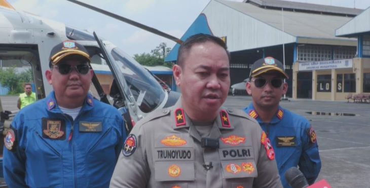 Karo Penmas Divisi Humas Polri, Brigjen Pol. Trunoyudo Wisnu Andiko setelah melakukan pantauan udara banjir di Jabodetabek. Foto: Humas Polri