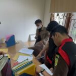 Tim penyidik Kejari Muba saat menggeledah kantor PT SMB di Kota Palembang, Sumsel. Foto: Seksi Penkum Kejati Sumsel