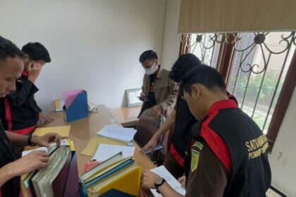 Tim penyidik Kejari Muba saat menggeledah kantor PT SMB di Kota Palembang, Sumsel. Foto: Seksi Penkum Kejati Sumsel