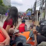 Tim Search and Rescue (SAR) Satbrimobda Metro Jaya saat mengevakuasi para korban bencana banjir di Cililitan Kecil Jakarta. Foto: dok humas Polda Metro