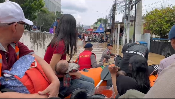 Tim Search and Rescue (SAR) Satbrimobda Metro Jaya saat mengevakuasi para korban bencana banjir di Cililitan Kecil Jakarta. Foto: dok humas Polda Metro