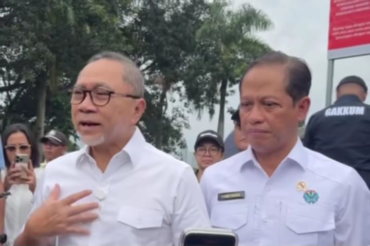 Menko Zulhas dan Menteri LH kembali memasang segel disejumlah kawasan Bogor, Jawa Barat. Foto: Tangkap layar IG @zul.hasan