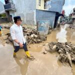 Wamendagr) Bima Arya Sugiarto saat meninjau lokasi terdampak banjir di Kecamatan Jatiasih, Kota Bekasi, Jawa Barat, Rabu (5/3/2025). Foto: Ist