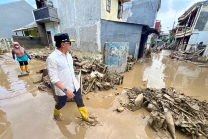 Wamendagr) Bima Arya Sugiarto saat meninjau lokasi terdampak banjir di Kecamatan Jatiasih, Kota Bekasi, Jawa Barat, Rabu (5/3/2025). Foto: Ist