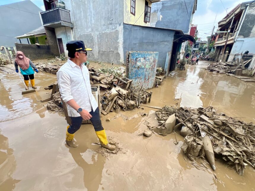 Wamendagr) Bima Arya Sugiarto saat meninjau lokasi terdampak banjir di Kecamatan Jatiasih, Kota Bekasi, Jawa Barat, Rabu (5/3/2025). Foto: Ist