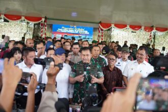 Kasad) Jenderal TNI Maruli Simanjuntak saat berdialog dengan awak media dalam kunjungannya di Lahan Ketahanan Pangan di Puslatpur Baturaja, Rabu (12/3/2025). Foto: Dispenad