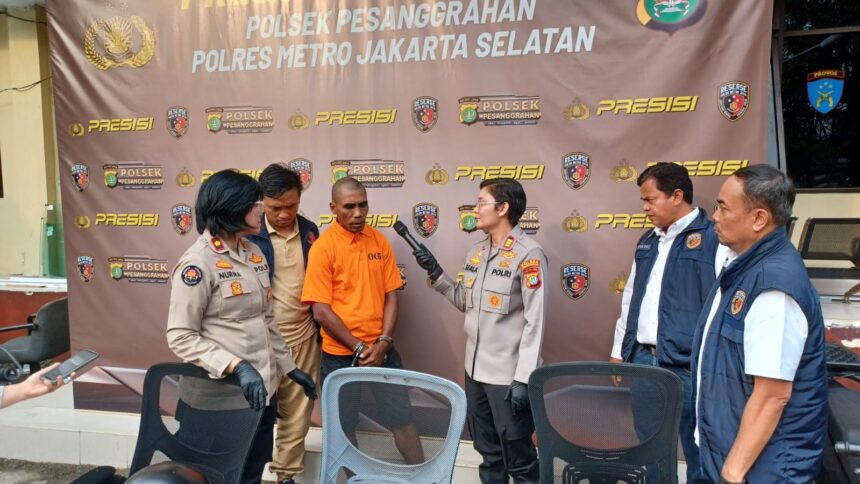 Kapolsek Pesanggrahan, AKP Seala bersama Kasi Humas Polres Metro Jakarta Selatan, Kompol Nurma Dewi dan Kanit Reskrim dalam pengungkapan kasus asusila menghadirkan tersangka berinisial MS, 39, di Mapolsek Pesanggrahan, Jakarta Selatan, pada Senin (3/3/2025) siang. Foto: Joesvicar Iqbal/ipol.id